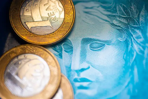 uma nota de R$100,00 e três moedas de R$1,00.