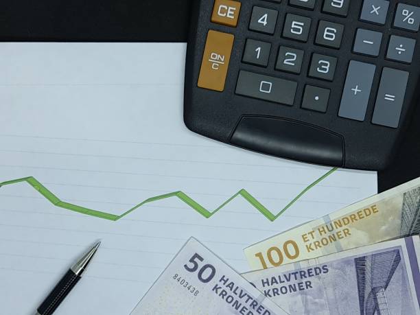 uma calculadora e cédulas de notas