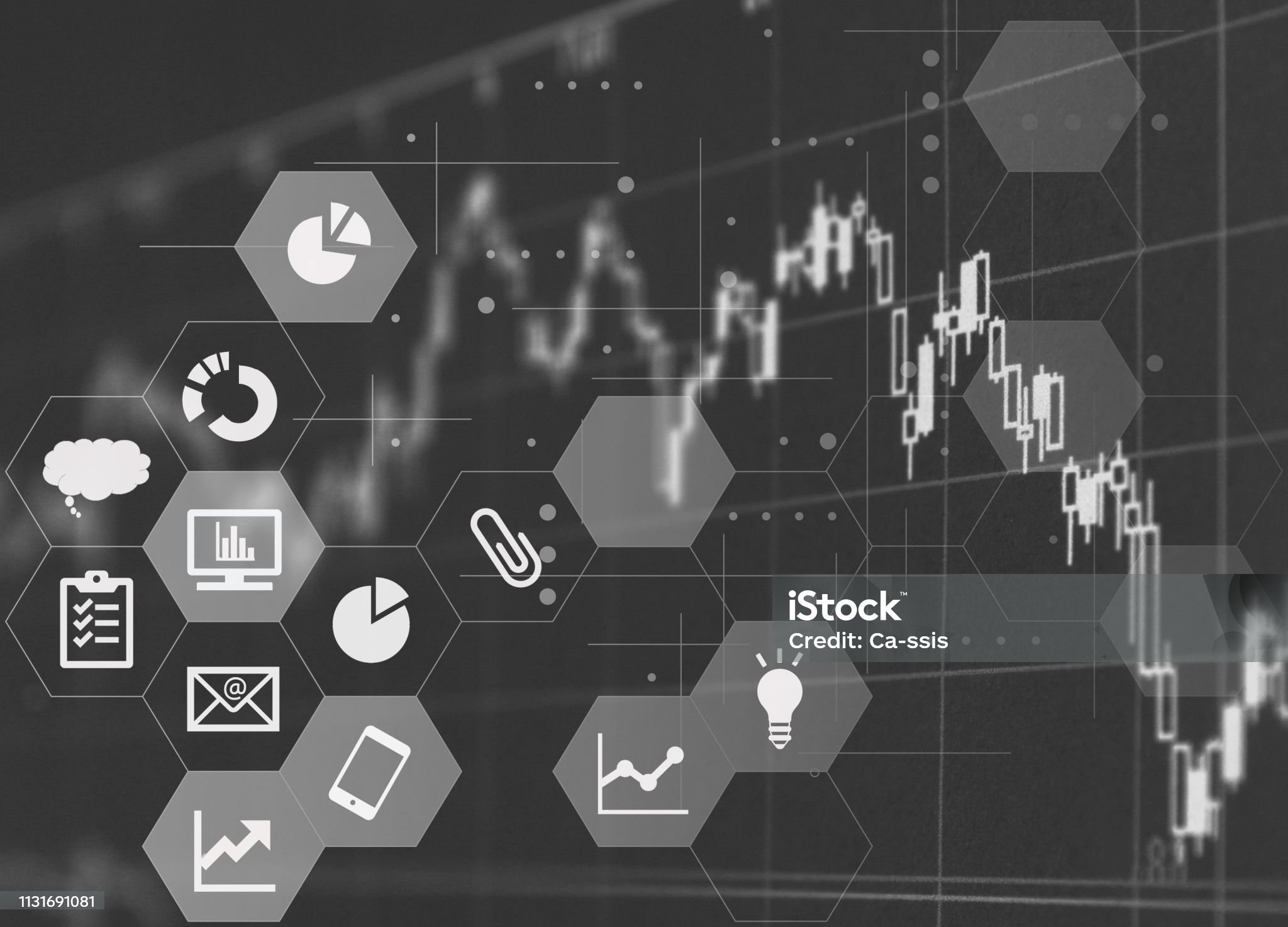 A imagem mostra um painel financeiro em tons de cinza, com gráficos e ícones relacionados a análise de dados e negócios. No plano de fundo, aparece um gráfico de velas (candlesticks) usado em análises financeiras e de mercado, representando a movimentação de preços ao longo do tempo. Em primeiro plano, vários ícones brancos dentro de hexágonos transparentes estão distribuídos, simbolizando diferentes conceitos de negócios e tecnologia, como: Gráficos de pizza e de barras (representando estatísticas e dados); Um balão de pensamento (ideias ou planejamento); Um monitor de computador (análise digital); Um clipe de papel (organização/documentos); Um envelope com “@” (e-mail/comunicação); Um smartphone (mobilidade e tecnologia); Uma lâmpada (ideia/inovação); Um gráfico de linha em crescimento (investimento/resultado positivo); Uma prancheta de checklist (planejamento e execução). O estilo da imagem é corporativo e tecnológico, transmitindo a ideia de análise de mercado, investimentos, finanças e estratégias empresariais, com uma abordagem moderna e digital.