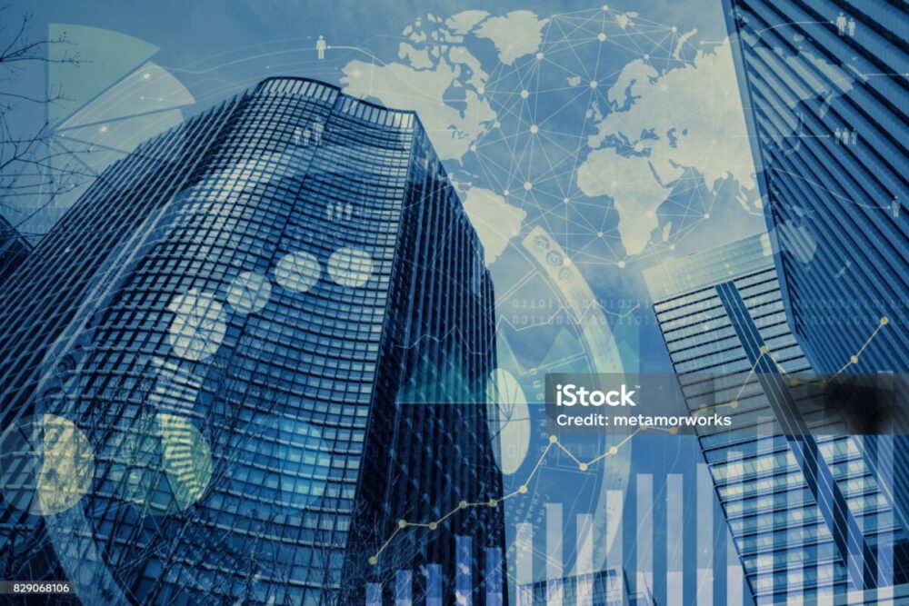 uma fotofrafia de um prédio com um marca D`agua do map mundi.